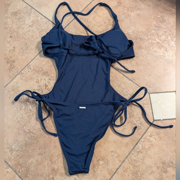 Berlook NWT Navy X Cross One-Piece Swimsuit Small - Picture 2 of 2